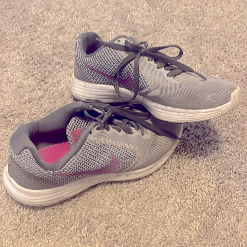 Size 6 Nike Revolution 5